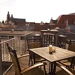 Five Elements & Capsules Hostel *
