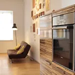 Five Elements & Capsules Lipcse
